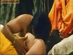 बिकनी स्लट पोज़ ऑन क ...