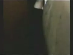 लड़का खुद को सीढ़ियो ...