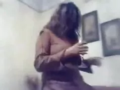 आकर्षक गाल उसके आदमी ...