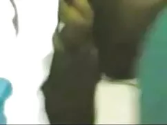खींचा हुआ नौजवान पॉश ...