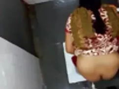 गुलाबी पोशाक में एमआ ...