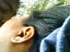 विशाल स्तन के साथ इं ...