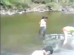 बड़े स्तन के साथ ब्र ...