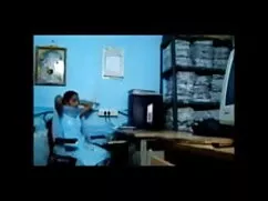 युवा फूहड़ बिस्तर मे ...