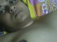 मुंडा बिल्ली और तंग  ...
